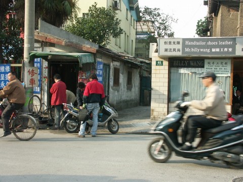 上海 その9 - バイクの修理屋さん - 2004/11/25-1