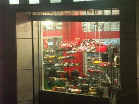 上海 その20 -模型店のショーウインドウ- 2004/12/23-1